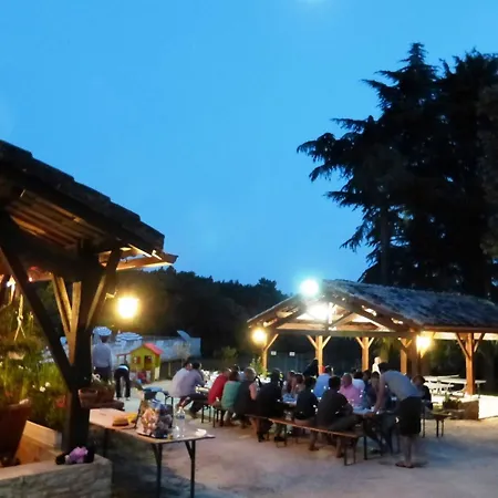 Domaene Mit Jacuzzi By Interhome 別荘