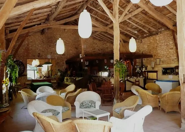 Domaene Mit Jacuzzi By Interhome 別荘