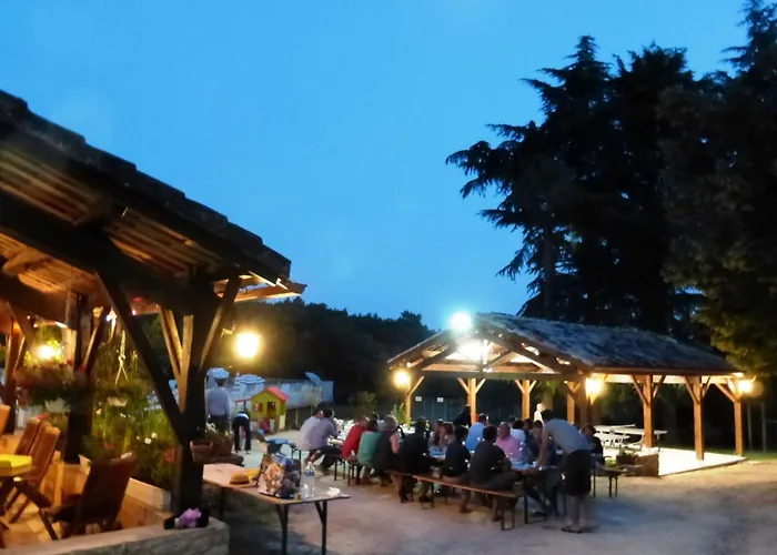 Domaene Mit Jacuzzi By Interhome 別荘